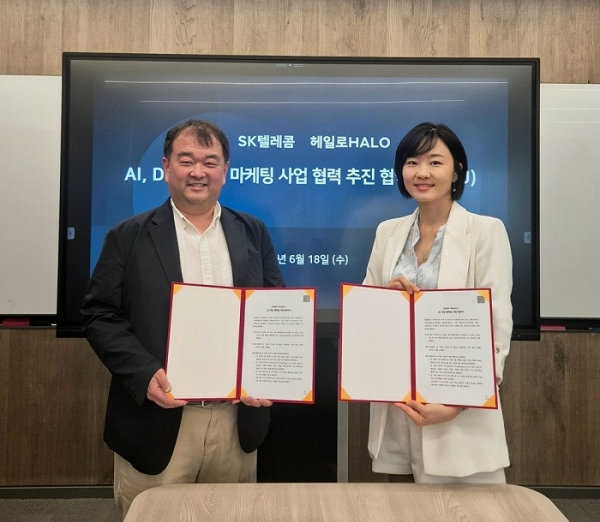 ▲SKT 종각센트로폴리스에서 AI Marketing사업팀 송훈환 팀장(좌)과 헤일로 HALO 브랜드 컨설팅 대표 하지현(우)가 참석한 가운데 MOU 체결식을 진행하고 있다. (이미지 ⓒ 2025. 소비자평가 Inc. All Rights Reserved.)